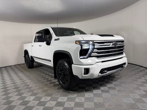 Used 2024 Chevrolet Silverado 2500 High Country w/ High Country Premium Package AWD/4WD image 4