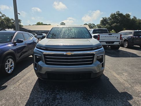 Used 2025 Chevrolet Traverse LT FWD image 8