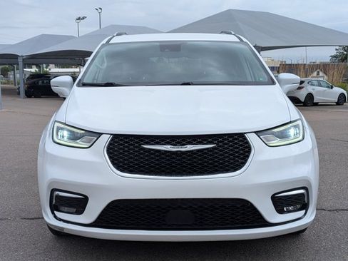 Used 2021 Chrysler Pacifica Touring-L w/ Uconnect Theater Family Group FWD image 2