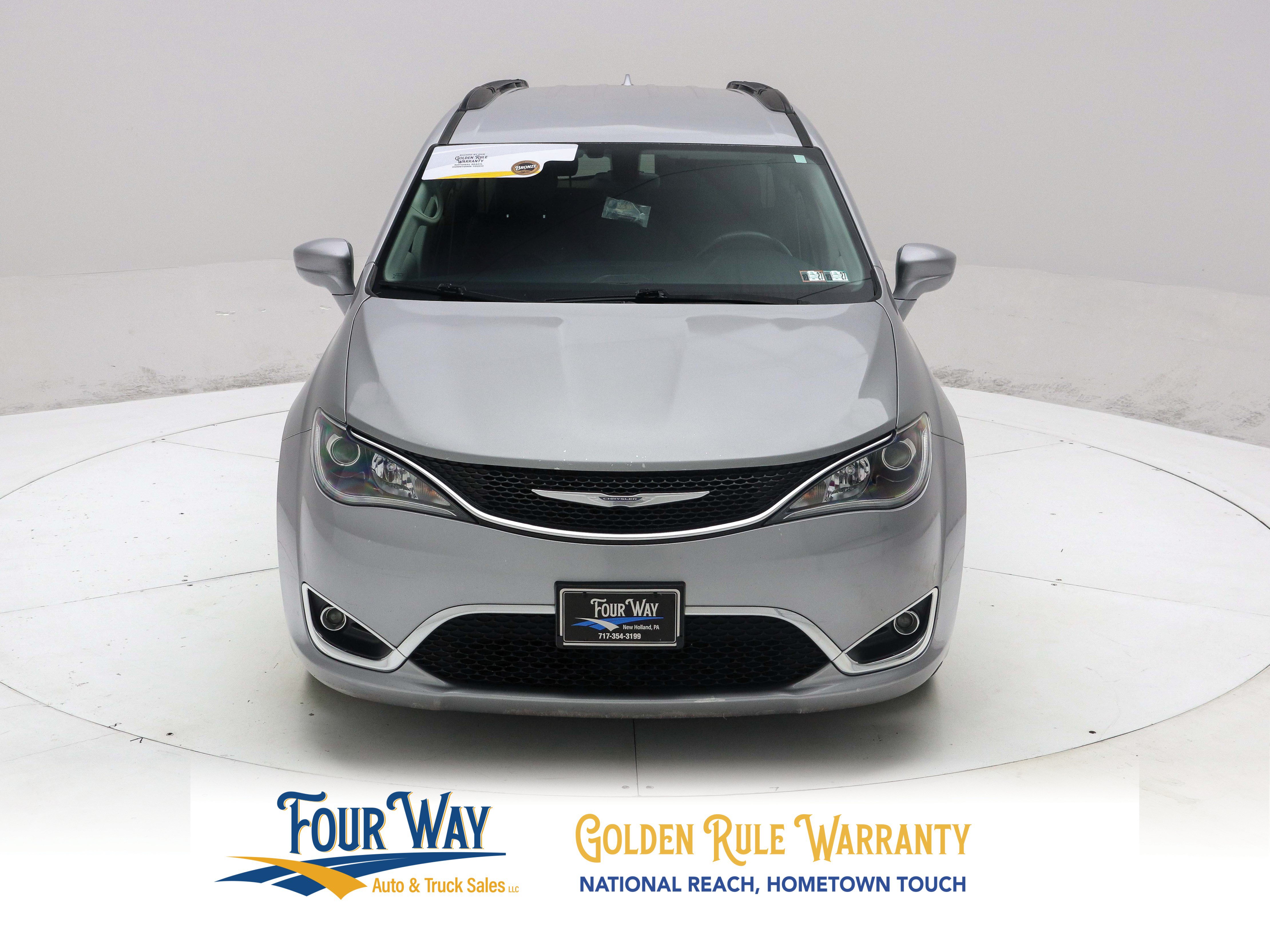 Used 2017 Chrysler Pacifica Touring-L FWD image 9