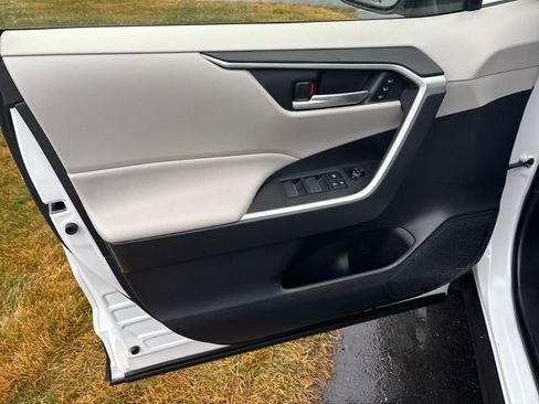 Used 2023 Toyota RAV4 XLE Premium image 10