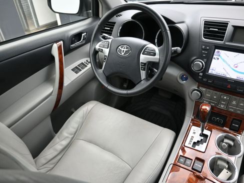 Used 2012 Toyota Highlander Limited image 24