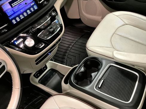 Used 2017 Chrysler Pacifica Limited image 16