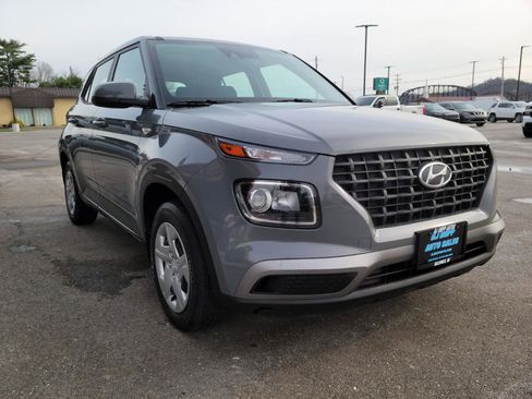 Used 2020 Hyundai Venue SE image 3