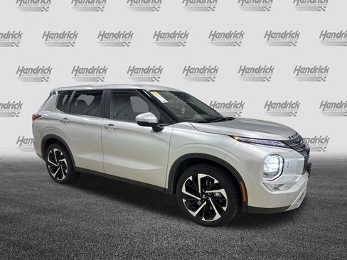 Used 2024 Mitsubishi Outlander SE AWD/4WD image 2