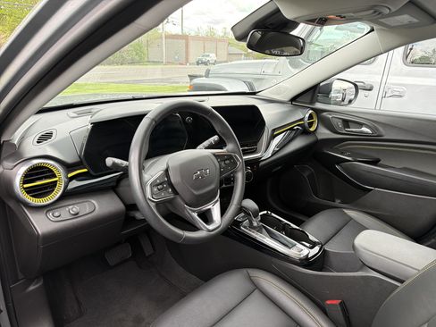 Used 2024 Chevrolet Trax ACTIV w/ Sunroof Package FWD image 8
