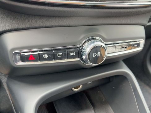 Certified 2025 Volvo XC40 B5 Plus image 17