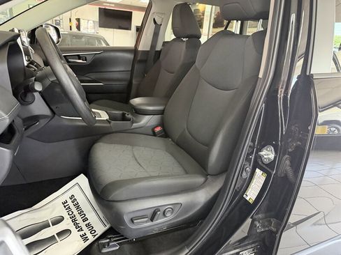 Used 2025 Toyota RAV4 XLE AWD/4WD image 28