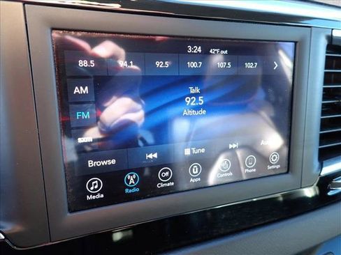 Used 2018 Chrysler Pacifica Touring-L image 22