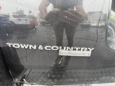 Used 2008 Chrysler Town & Country LX FWD image 14