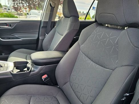 Used 2021 Toyota RAV4 XLE AWD/4WD image 26