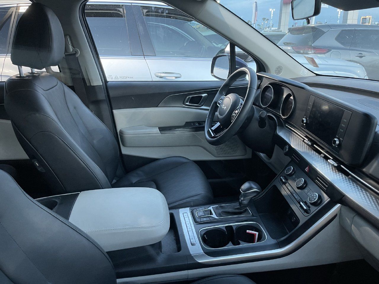 Used 2024 Kia Carnival LX FWD image 5