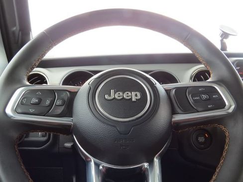 Used 2023 Jeep Gladiator Overland AWD/4WD image 15