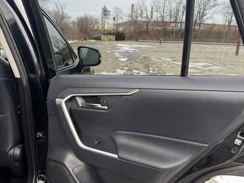 Used 2019 Toyota RAV4 XLE Premium image 21