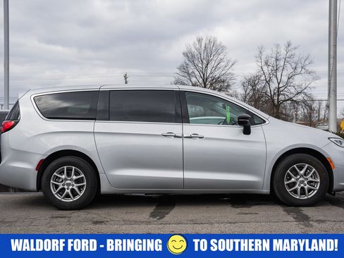 Used 2024 Chrysler Pacifica Touring-L image 3