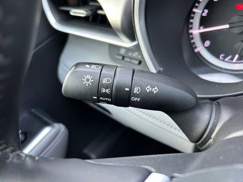 Used 2025 Toyota Highlander XLE FWD image 23