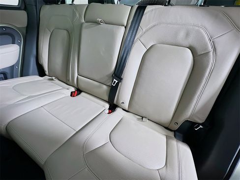 Used 2024 Land Rover Defender 110 S image 26