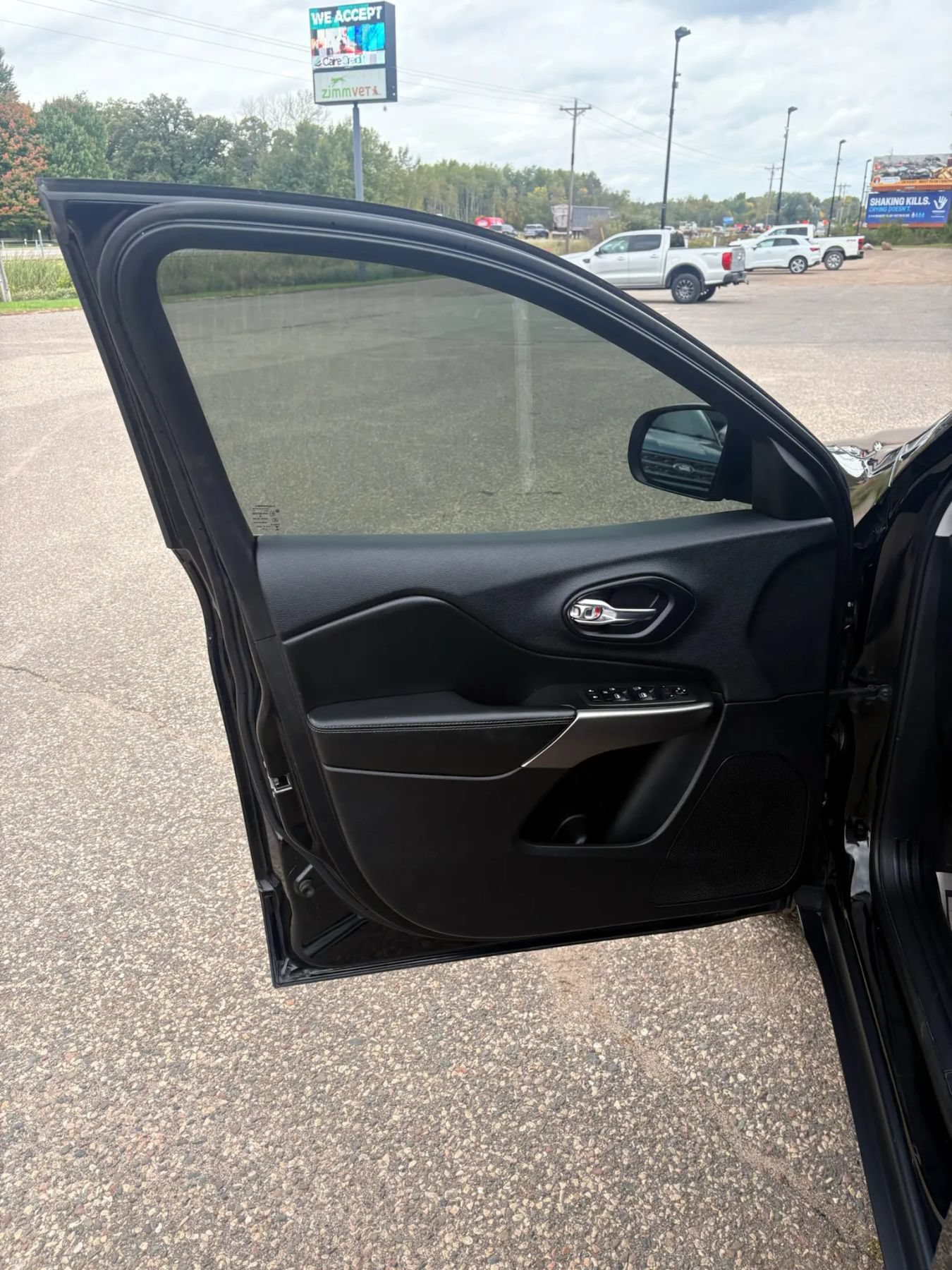 Used 2019 Jeep Cherokee Latitude Plus AWD/4WD image 12