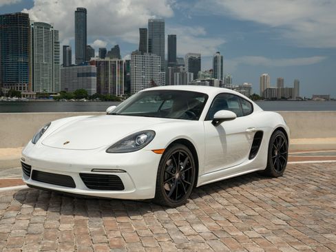 Used 2018 Porsche 718 Cayman RWD image 2