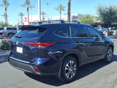 Used 2023 Toyota Highlander XLE FWD image 4