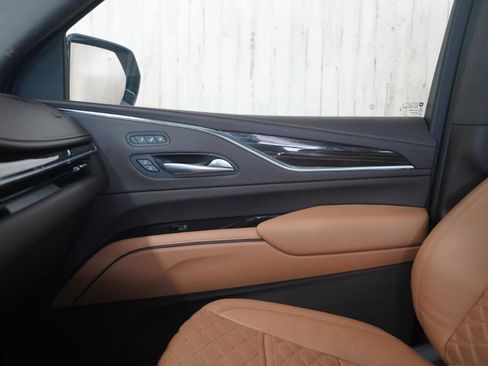 Used 2021 Cadillac Escalade Premium Luxury AWD/4WD image 33