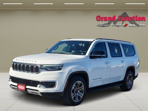 Used 2024 Jeep Wagoneer L Series II w/ Flexible Seating Group AWD/4WD image 3