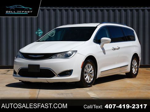 Used 2019 Chrysler Pacifica Touring-L FWD image 1
