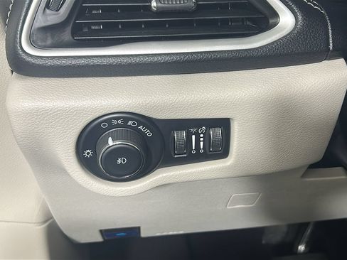 Used 2024 Chrysler Pacifica Limited FWD image 23