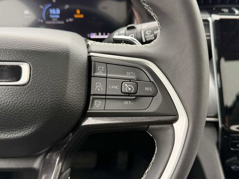 Used 2023 Jeep Grand Cherokee Laredo AWD/4WD image 36