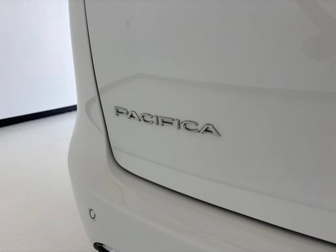 Used 2025 Chrysler Pacifica Select FWD image 26