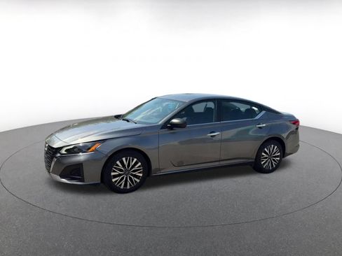 Used 2025 Nissan Altima 2.5 SV FWD image 7
