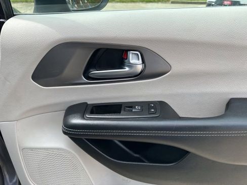 Used 2023 Chrysler Pacifica Touring-L FWD image 27