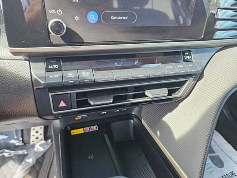 Used 2025 Toyota Camry SE w/ Convenience Package image 17