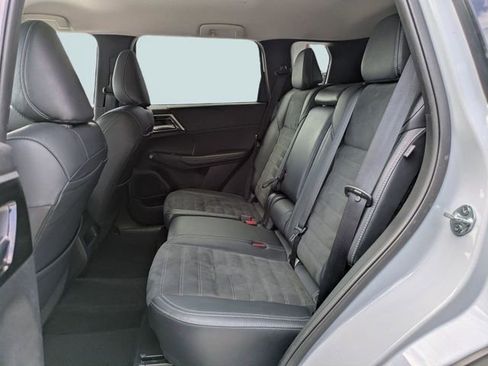 Used 2024 Mitsubishi Outlander SE image 15