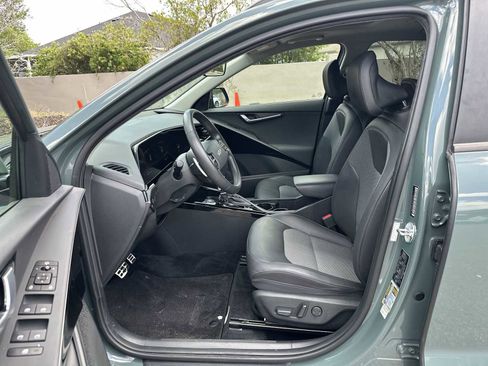 Used 2023 Kia Niro EX Touring FWD image 2