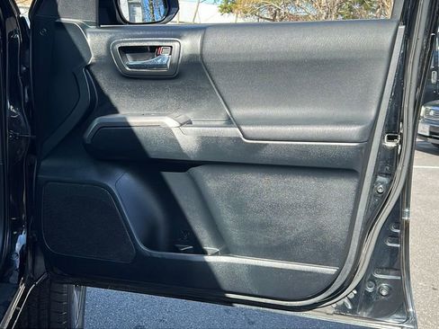 Used 2016 Toyota Tacoma TRD Sport image 11