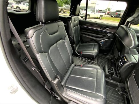 Used 2022 Jeep Grand Cherokee L Overland w/ Luxury Tech Group IV AWD/4WD image 18