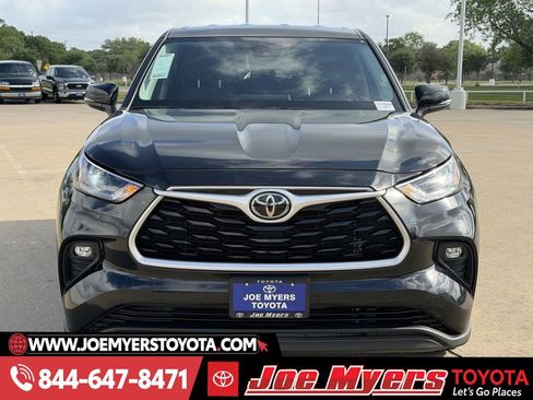 Used 2022 Toyota Highlander LE image 3
