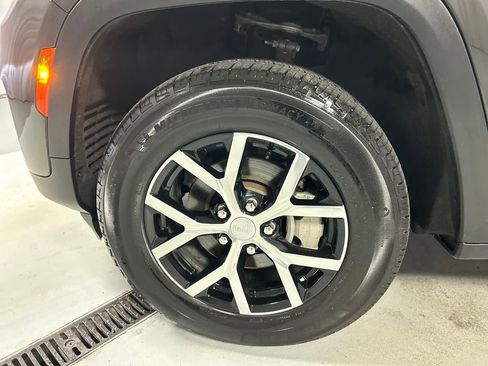 Used 2024 Jeep Grand Cherokee Limited w/ Trailer Tow Package image 9