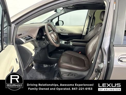 Used 2023 Toyota Sienna Platinum image 4