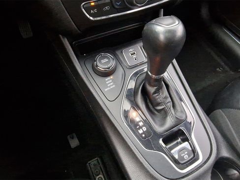 Used 2019 Jeep Cherokee Limited image 31