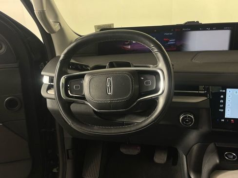 Used 2025 Lincoln Navigator Reserve image 13