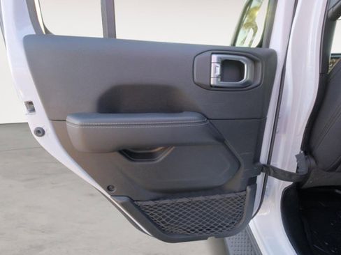 Used 2020 Jeep Wrangler Unlimited Sahara image 13