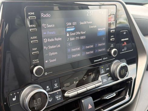 Used 2020 Toyota Highlander XLE AWD/4WD image 22