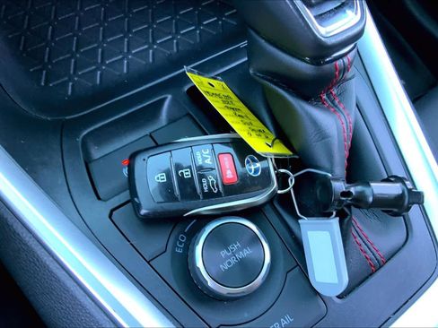 Used 2022 Toyota RAV4 SE w/ Weather & Moonroof Package image 15