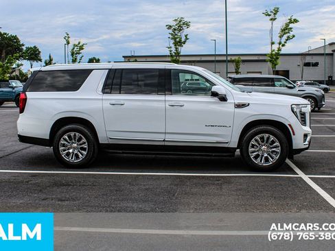 Used 2025 GMC Yukon XL Denali AWD/4WD image 9
