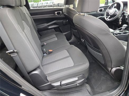 Used 2022 Kia Sorento LX AWD/4WD image 16