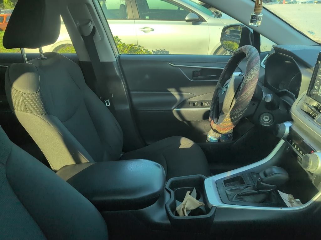 Used 2019 Toyota RAV4 LE FWD image 2