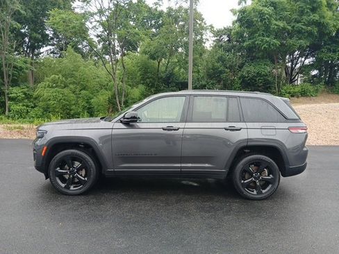 Certified 2023 Jeep Grand Cherokee Altitude image 3