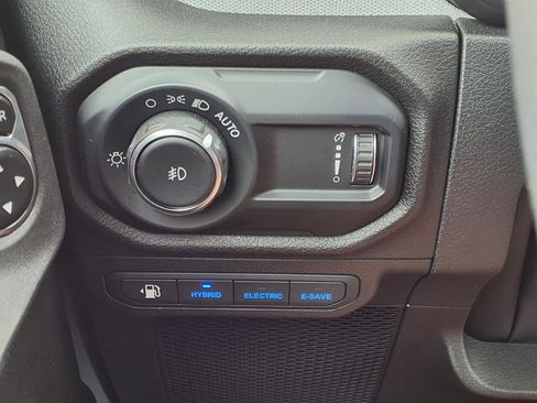 Used 2025 Jeep Wrangler Willys AWD/4WD image 11